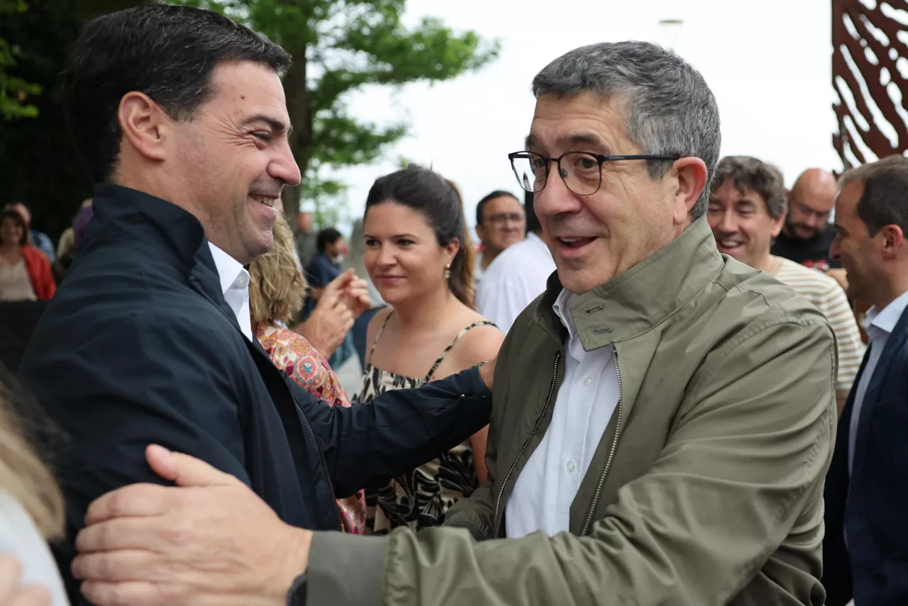 BILBAO, 22/06/2025.- El lehendakari, Imanol Pradales (i), saluda al portavoz del PSOE en el Congreso, Patxi López, en el marco de su asistencia al homenaje que las organizaciones históricas rinden cada año a gudaris y milicianos, este domingo en Bilbao. EFE/ Luis Tejido
