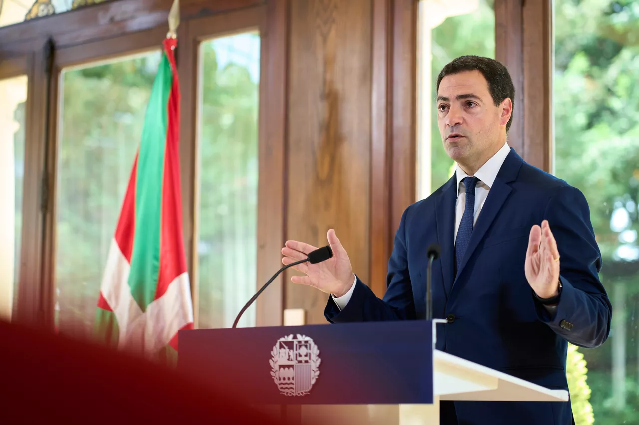 VITORIA, 24/06/2025.- El lehendakari Imanol Pradales ha comparecido en el Palacio de Ajurienea tras la reunión ordinaria del Consejo de Gobierno este martes, tras la cual ha hecho un balance del primer año de legislatura. EFE/ADRIAN RUIZ HIERRO
