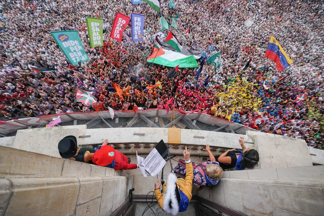 Cientos de personas durante el comienzo de la Semana Grande de Bilbao 2025, en el centro de la ciudad, a 16 de agosto de 2025, en Bilbao, Vizcaya, País Vasco (España). La Bilboko Aste Nagusia es la principal fiesta de Bilbao, que se celebra anualmente durante nueve días a partir del sábado siguiente al 15 de agosto. El inicio de las fiesta lo marca la lectura del pregón y el lanzamiento del txupín (cohete) por parte de la txupinera. Instantes después aparece en el balcón la gran Marijaia, personaje ficticio cuyo nombre significa señora de las fiestas, que presidirá las fiestas de la ciudad hasta que la quemen el último día.



Iñaki Berasaluce / Europa Press

16 AGOSTO 2025;BILBOKO ASTE NAGUSIA;BILBO;FIESTA;ASTE NAGUSIA;SEMANA GRANDE;EUSKADI;FIESTA;

16/8/2025