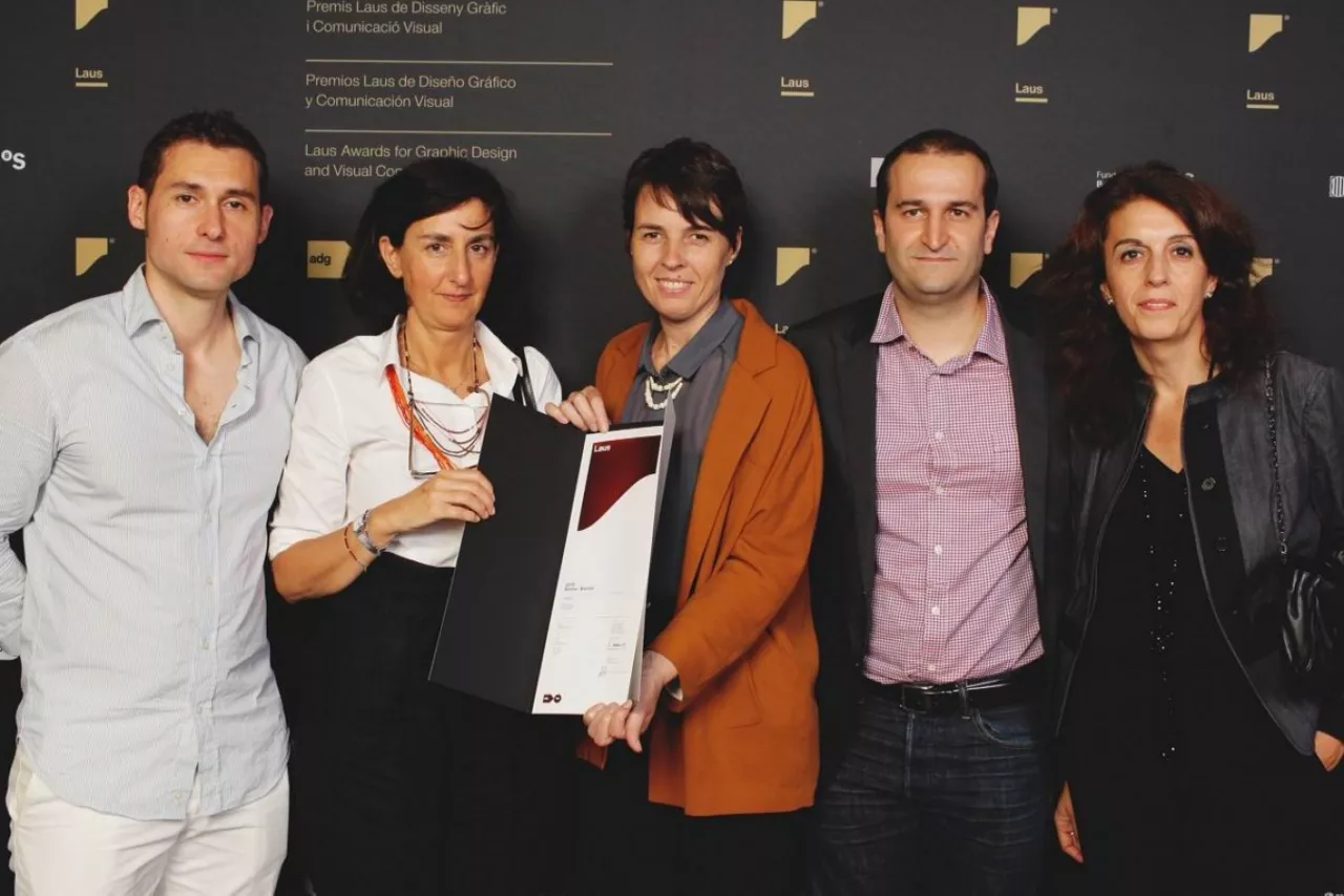 Representantes del Guggenheim Bilbao y de LIN3S recogiendo el premio Laus