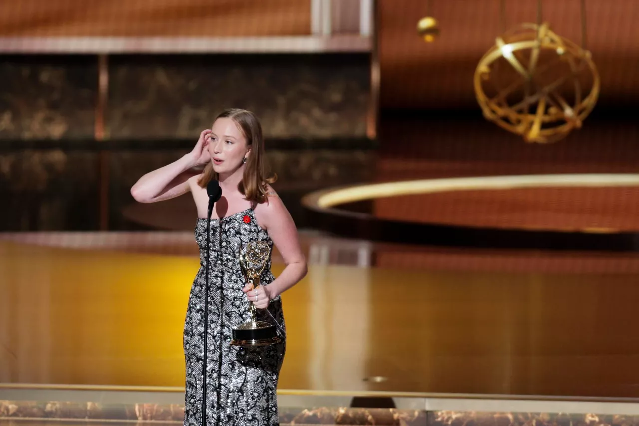 LOS ANGELES (United States), 14/09/2025.- US actor Hannah Einbinder accepts the Supporting Actress in a Comedy Series award for 'Hacks' during the 77th annual Emmy Awards ceremony held at the Peacock Theater in Los Angeles, California, USA, 14 September 2025. The Emmys celebrate excellence in national primetime television programming. EFE/EPA/ALLISON DINNER
