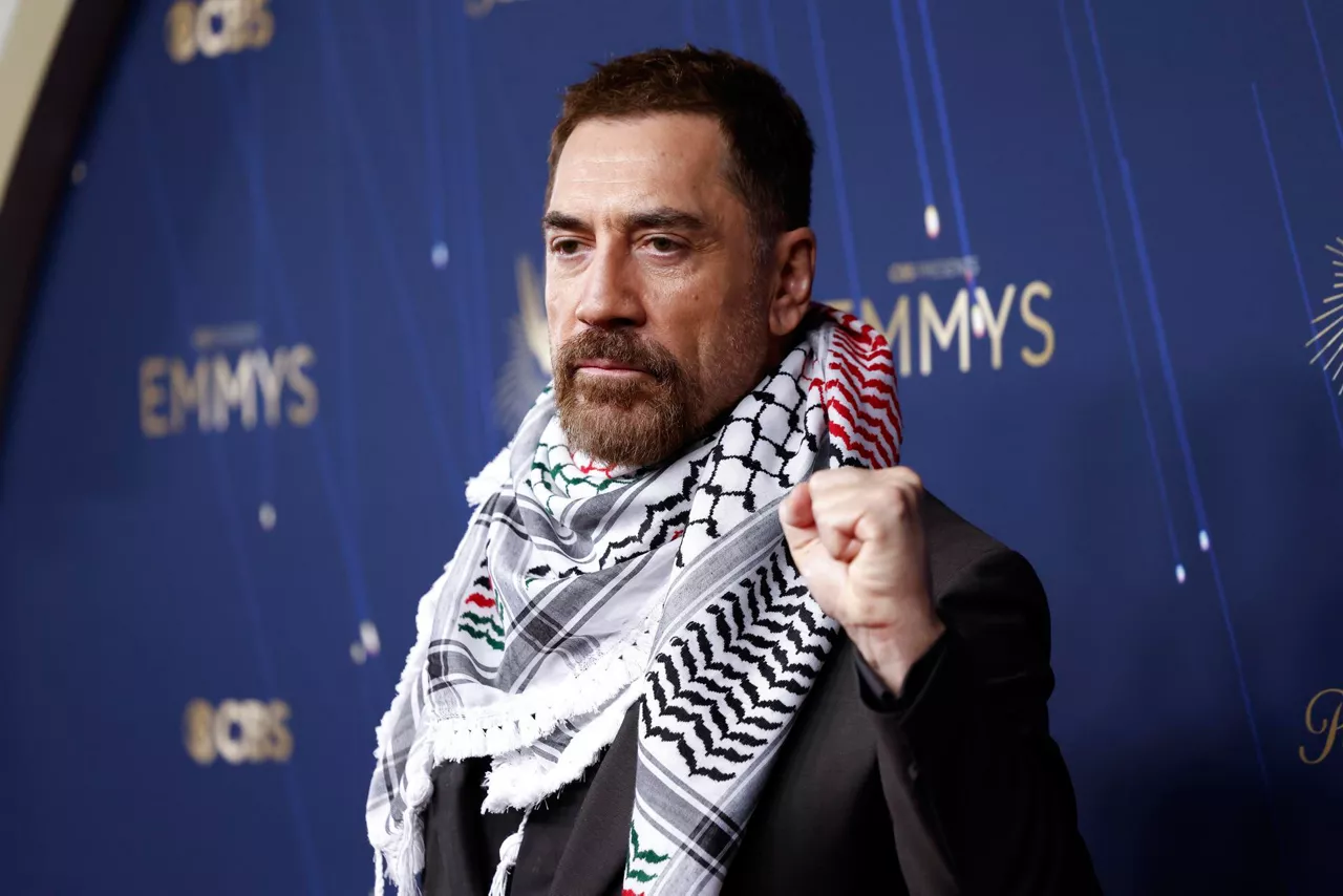 LOS ANGELES (United States), 14/09/2025.- Spanish actor Javier Bardem wears a keffiyeh as he arrives for the 77th annual Emmy Awards ceremony held at the Peacock Theater in Los Angeles, California, USA, 14 September 2025. The Emmys celebrate excellence in national primetime television programming. EFE/EPA/CAROLINE BREHMAN
