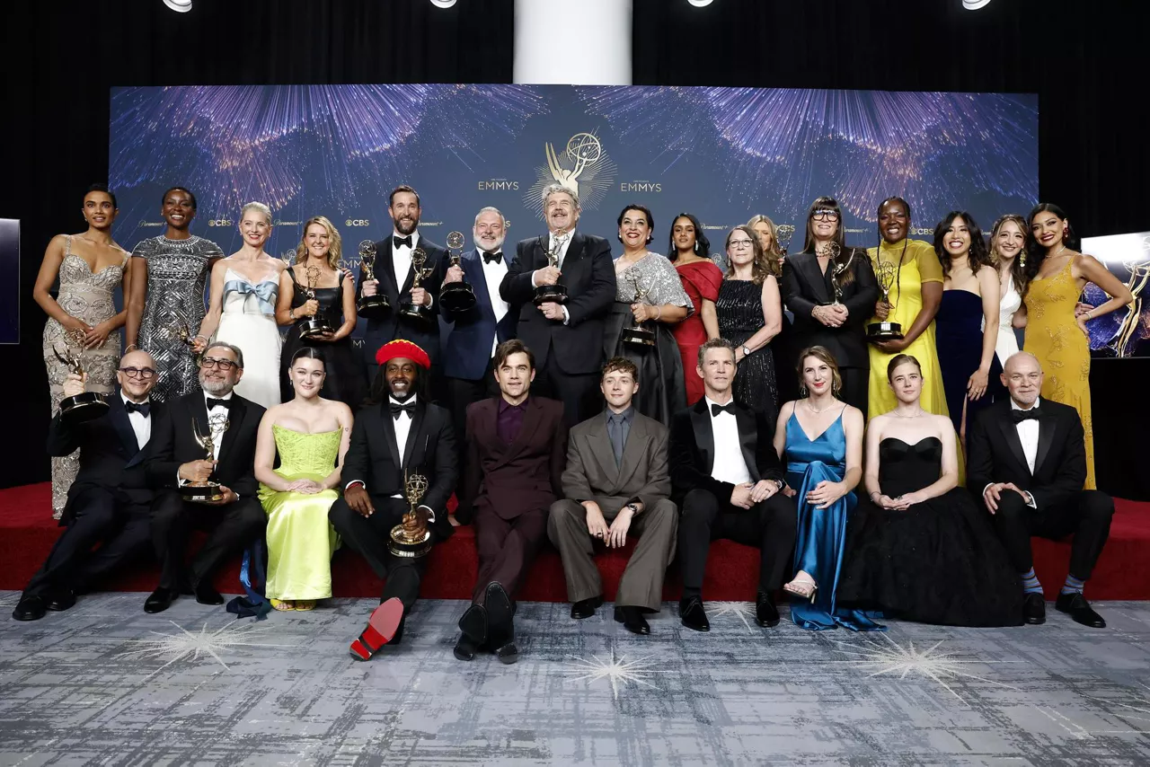 LOS ANGELES (United States), 15/09/2025.- Noah Wyle (5-L, top row), Best Actor in a Drama Series, Katherine LaNasa (3-L, top row), Best Supporting Actress in a Drama Series, and team of 'The Pitt', which won Best Drama Series, pose at the 77th annual Emmy Awards ceremony held at the Peacock Theater in Los Angeles, California, USA, 14 September 2025. The Emmys celebrate excellence in national primetime television programming. EFE/EPA/CAROLINE BREHMAN
