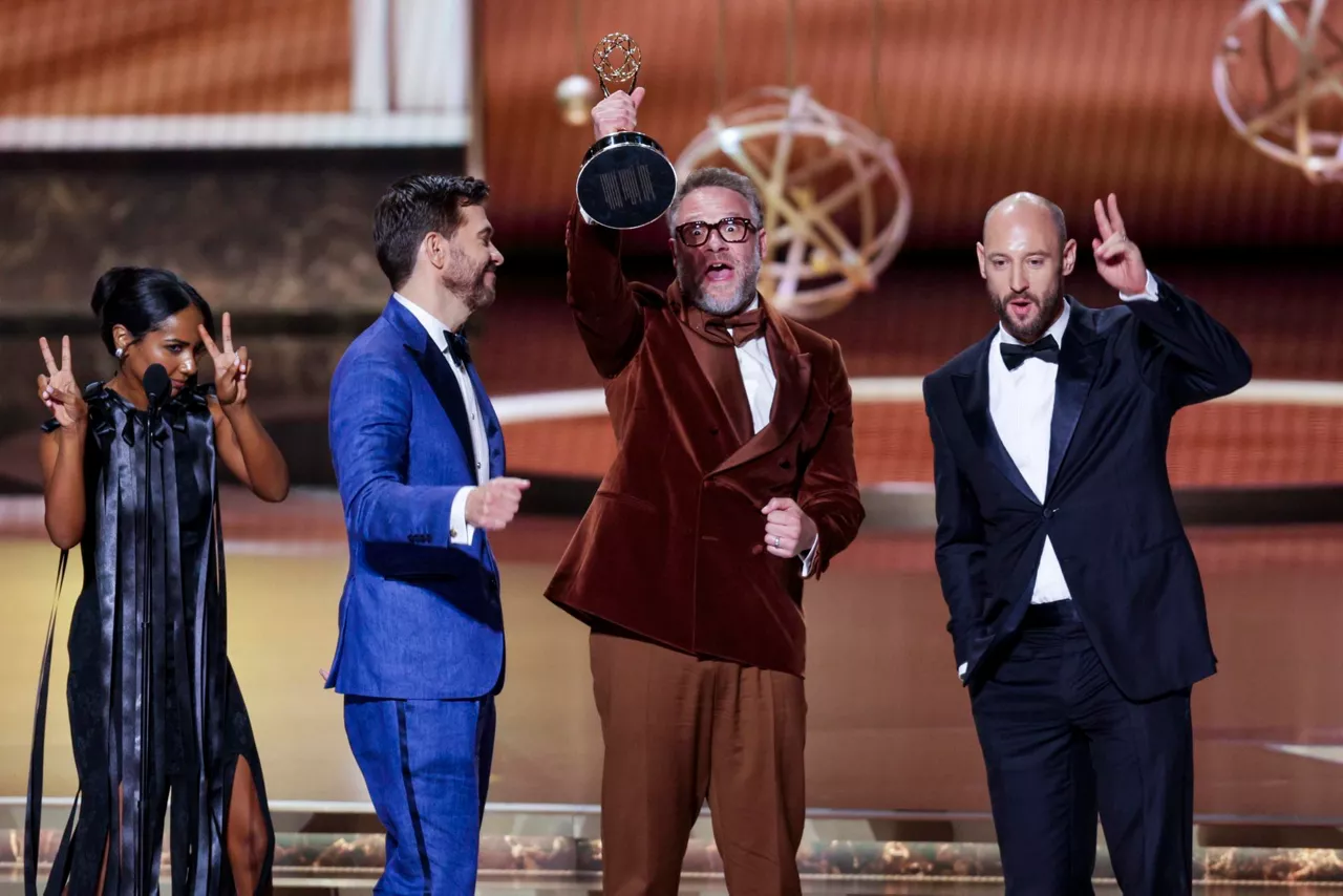 LOS ANGELES (United States), 15/09/2025.- Seth Rogen and Evan Goldberg accept the Emmy for Outstanding Writing for a Comedy Series for 'The Studio' during the 77th annual Emmy Awards ceremony held at the Peacock Theater in Los Angeles, California, USA, 14 September 2025. The Emmys celebrate excellence in national primetime television programming. EFE/EPA/ALLISON DINNER
