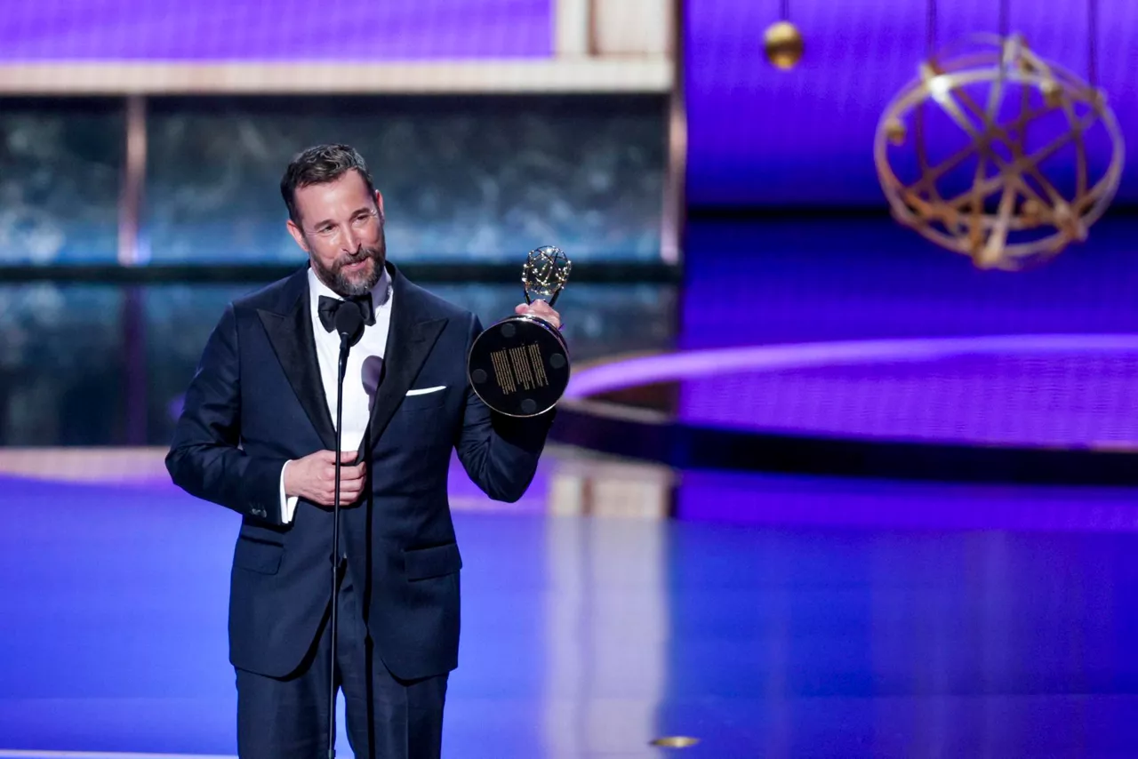 LOS ANGELES (United States), 15/09/2025.- US actor Noah Wyle accepts the Emmy award for Outstanding Lead Actor in a Drama Series for The Pitt during the 77th annual Emmy Awards ceremony held at the Peacock Theater in Los Angeles, California, USA, 14 September 2025. The Emmys celebrate excellence in national primetime television programming. EFE/EPA/ALLISON DINNER
