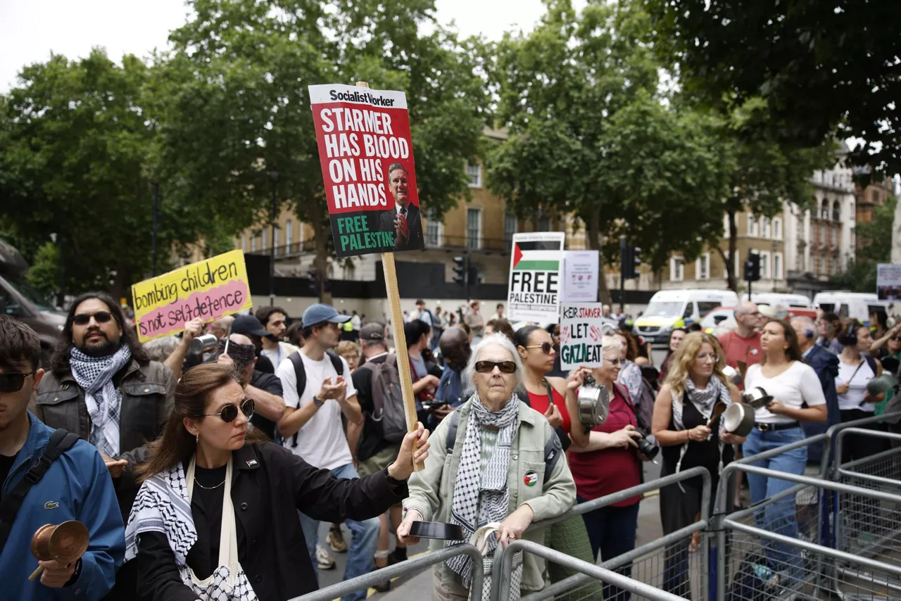 Protesta gaur Downing Streeten aurrean, Londresen. Argazkia: EFE