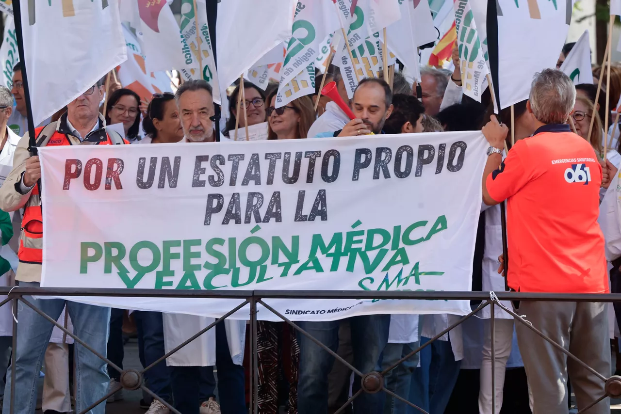 MADRID, 23/09/2025.- Concentración frente al Ministerio de Sanidad, promovida por los sindicatos médicos CESM y SMA para rechazar el borrador de Estatuto Marco y reclamar una normativa propia, y que es una movilización previa a la huelga convocada el 3 de octubre, este martes en Madrid. EFE/ Sergio Pérez
