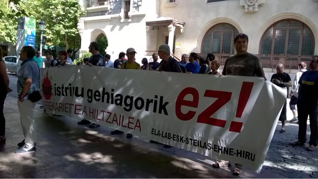 Concentración de los sindicatos frente a la sede de la patronal. Foto: Hiru Sindikatua