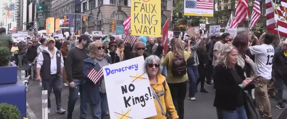 Miles de personas han salido a la calle este sábado en varias ciudades de Estados Unidos para protestar contra lo que consideran un autoritarismo creciente del presidente Donald Trump,  bajo el lema "No Kings" ("No queremos reyes"). Entre las ciudades destacan Nueva York, Washington y Miami.