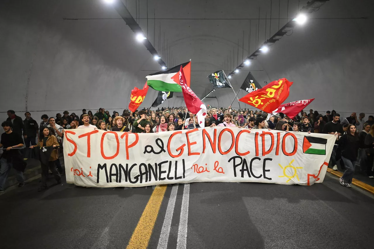 ROME (Italy), 02/10/2025.- People shout 'general strike, let's block everything' as they take part in a demonstration in support of the Palestinian people and the Global Sumud Flotilla (GSF) in Rome, Italy, 01 October 2025. The Global Sumud Flotilla, an international maritime initiative that began sailing in August 2025 en route to the Gaza Strip, aims to break the Israeli blockade and deliver humanitarian aid to Gaza. (Protestas, Italia, Roma) EFE/EPA/ALESSANDRO DI MEO
