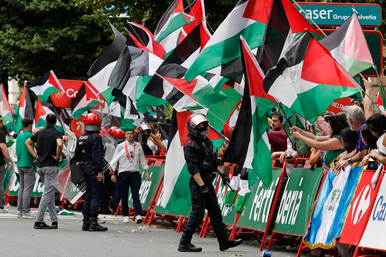 GRAFCAV2290. BILBAO, 03/09/2025.- La iniciativa Gernika Palestina ha invadido este miércoles un tramo de la Gran Vía de Bilbao al paso de la Vuelta ciclista por la capital vizcaína en protesta por la participación del equipo Israel Premier Tech y en apoyo a Palestina por lo que ha tenido que intervenir la Ertzaintza. EFE/ Miguel Toña
