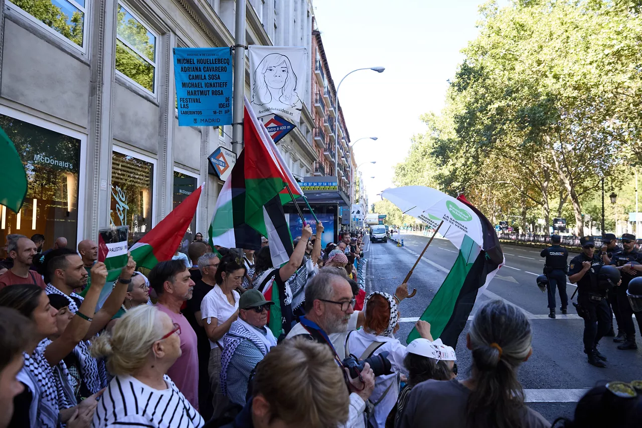 Personas con banderas de Palestina en las inmediaciones de Atocha, antes de pasar la etapa 21 de la Vuelta Ciclista a España, a 14 de septiembre de 2025, en Madrid (España). La Vuelta Ciclista a España pone hoy en Madrid el punto y final a una 90 edición de la ronda española marcada por las protestas en apoyo del pueblo palestino. La etapa final ha comenzando en la localidad de Alalpardo y finaliza en Cibeles con un recorrido de 106 kilómetros.



Jesús Hellín / Europa Press

14 SEPTIEMBRE 2025;PALESTINA;CICLISMO;VUELTA CICLISTA;ESPAÑA

14/9/2025