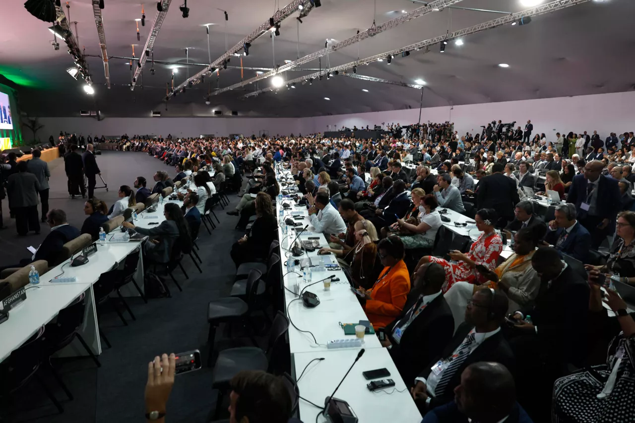 AME7613. BELÉM (BRASIL), 10/11/2025.- Personas asisten a la Conferencia de Naciones Unidas para el Cambio Climático COP30 este lunes, en Belém (Brasil). Representantes de unos 170 países participan en la COP30, que se extenderá hasta el próximo 21 de noviembre y que discutirá los esfuerzos necesarios para alcanzar el objetivo de limitar el aumento de la temperatura a 1,5 °C. EFE/ Antonio Lacerda
