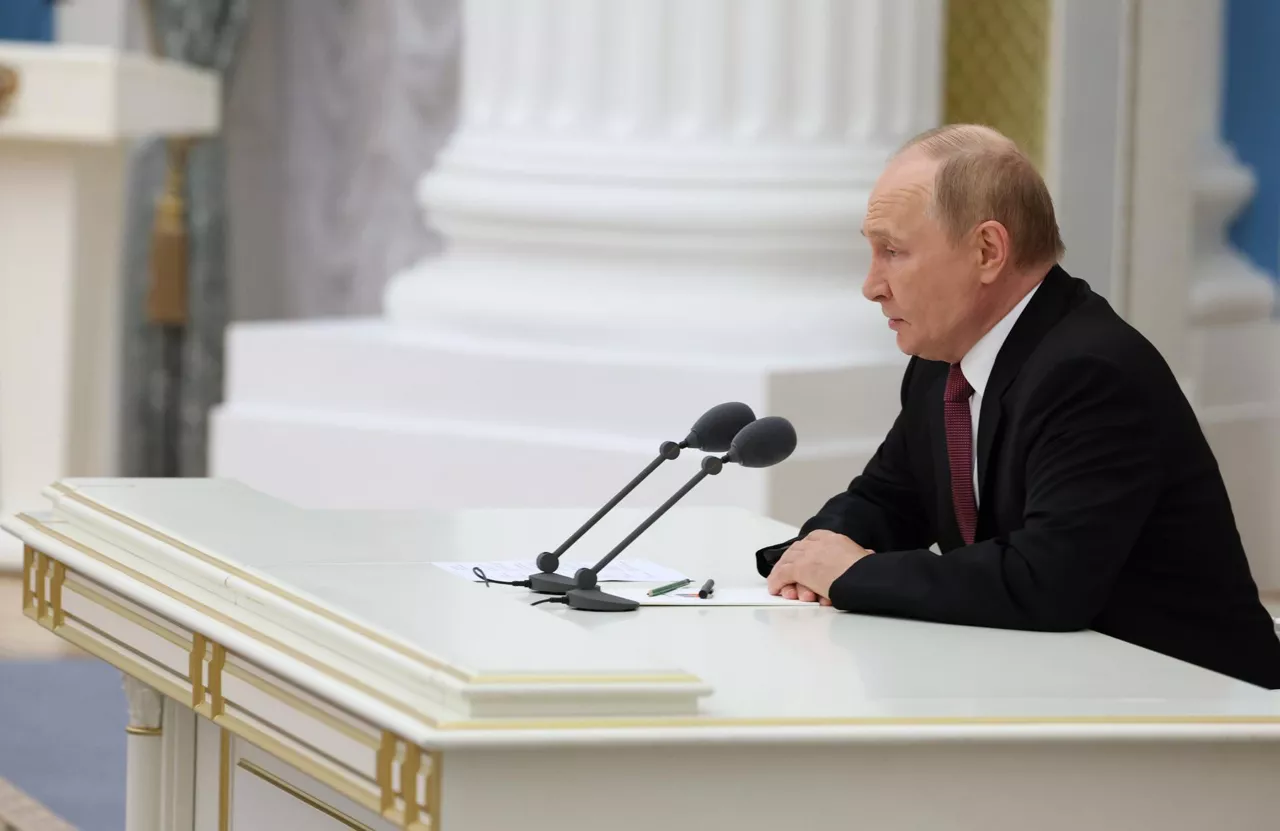 MOSCOW (Russian Federation), 16/08/2025.- Russian President Vladimir Putin holds a working meeting to discuss the results of the Russia-US summit in Alaska at the Kremlin in Moscow, Russia, 16 August 2025. (Rusia, Moscú) EFE/EPA/VYACHESLAV PROKOFYEV/SPUTNIK/KREMLIN POOL MANDATORY CREDIT
