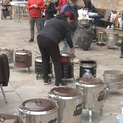 Este año, se ha batido el récord de participantes: 231. A lo largo de la mañana ha habido viento, incluso lluvia a ratos, pero los vecinos y vecinas de la localidad ha seguido disfrutando del ambiente festivo.