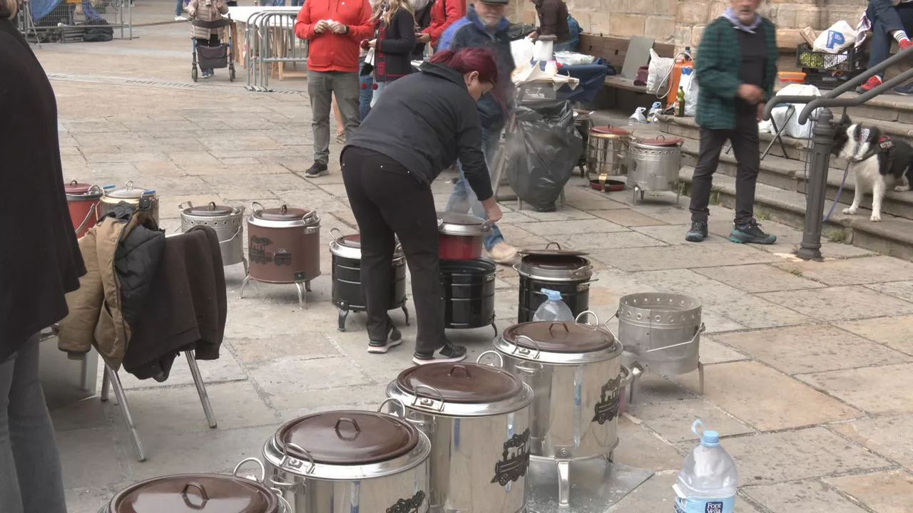 Este año, se ha batido el récord de participantes: 231. A lo largo de la mañana ha habido viento, incluso lluvia a ratos, pero los vecinos y vecinas de la localidad ha seguido disfrutando del ambiente festivo.