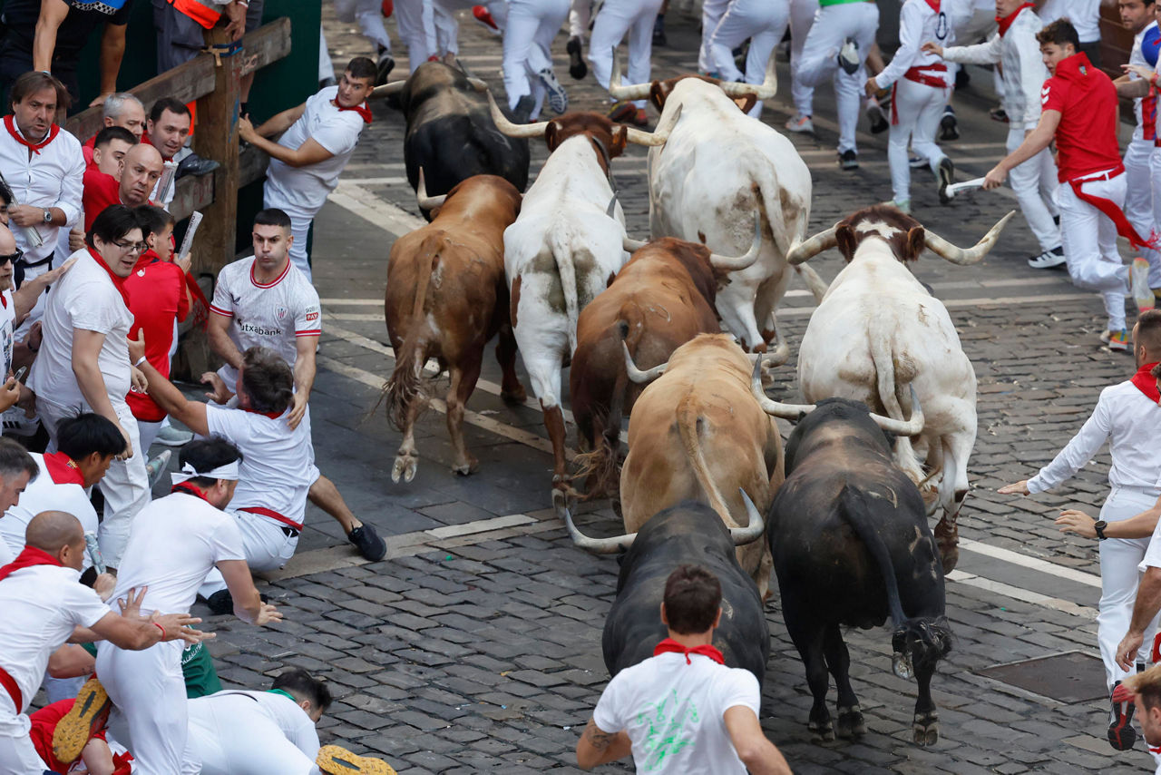 PAMPLONA, 11/07/2025.- Los toros de la ganadería Jandilla persiguen a los mozos durante el quinto encierro de los Sanfermines este viernes en Pamplona. EFE/Villar López
