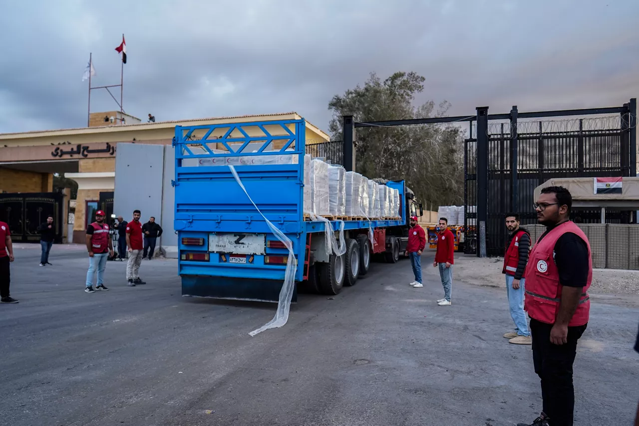 Rafah (Egypt), 12/10/2025.- Humanitarian aid trucks move towards the Rafah border crossing, between Egypt and the Gaza Strip, in Rafah, North Sinai, Egypt, 12 October 2025. An increase of the number of trucks loaded with humanitarian aid were allowed into the Gaza Strip as part of the ceasefire agreement between Israel and Hamas, and ahead of the scheduled October 13th Sharm El-Sheikh Peace Summit to end the conflict in Gaza. (Egipto) EFE/EPA/STRINGER
