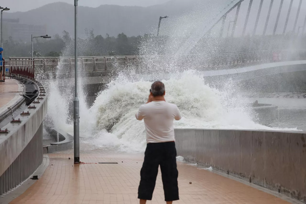 Hong Kong (China), 24/09/2025.- A man watches waves crash ashore during Typhoon Ragasa, signal 10, in Hong Kong, China, 24 September 2025. EFE/EPA/MAY JAMES
