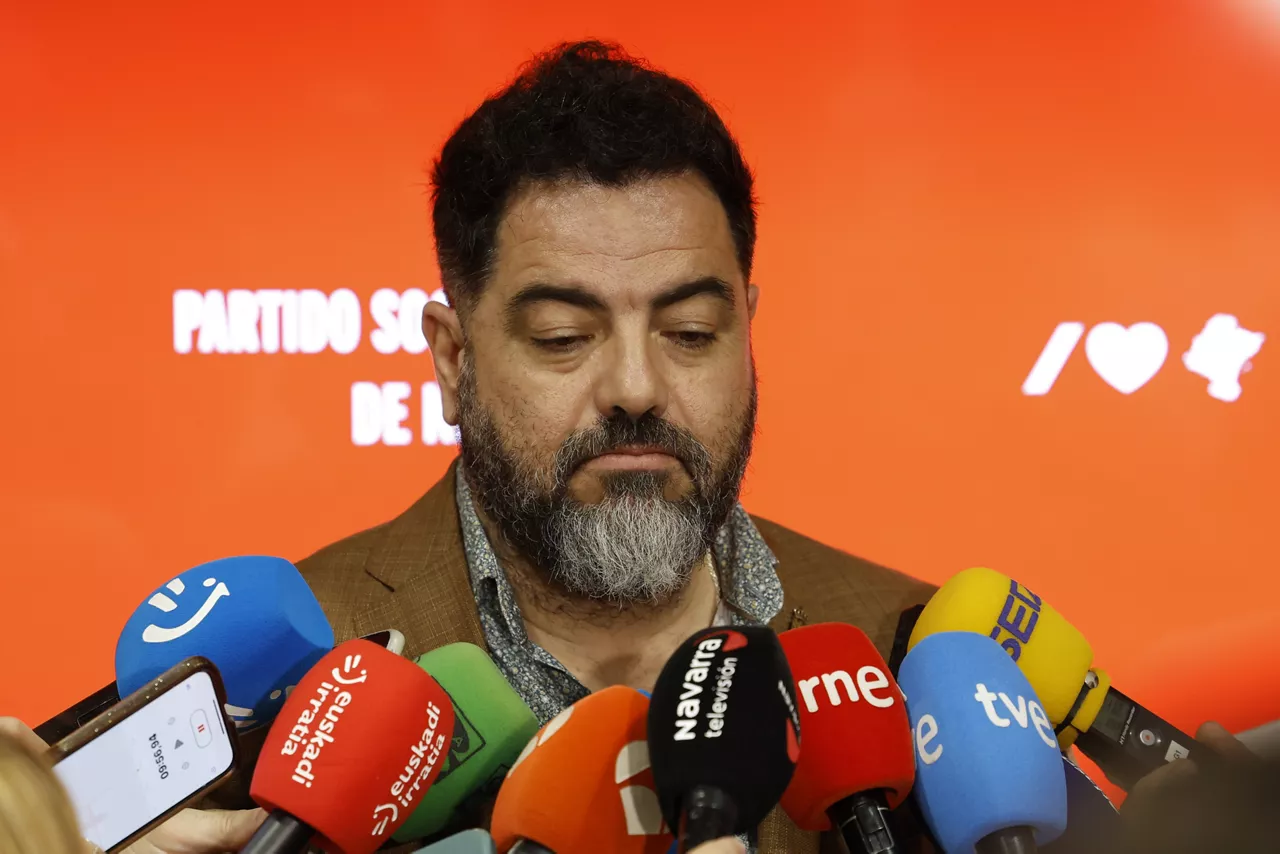 GRAFCAV8731. PAMPLONA, 13/06/2025.-  El vicesecretario general del PSN-PSOE, Ramón Alzorriz, informa en rueda de prensa de lo tratado en la Ejecutiva regional, convocada tras la dimisión del navarro Santos Cerdán como secretario de Organizacion del PSOE. EFE/ Jesús Diges
