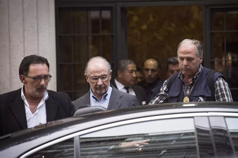 El exvicepresidente del Gobierno, Rodrigo Rato, escoltado por agentes de Aduanas. Foto: EFE