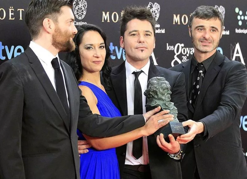 Raúl de la Fuente (segundo por la derecha), junto a su equipo, posa con el goya. Foto: Efe.