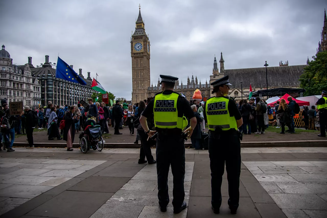 (Foto de ARCHIVO)

September 17, 2025, London, England, United Kingdom: The Metropolitan Police guard the â€?Trump not welcomeâ€ demonstration at Parliament Square. Around 50 protest groups were expected to gather together marching to Parliament Square. Protesters filled London streets, calling Trump a fascist and a racist. The U.K. has seen widespread protests against immigration in recent weeks as economic uncertainty grows despite an overall drop in the number of newcomers.



Europa Press/Contacto/Loredana Sangiuliano

17/9/2025