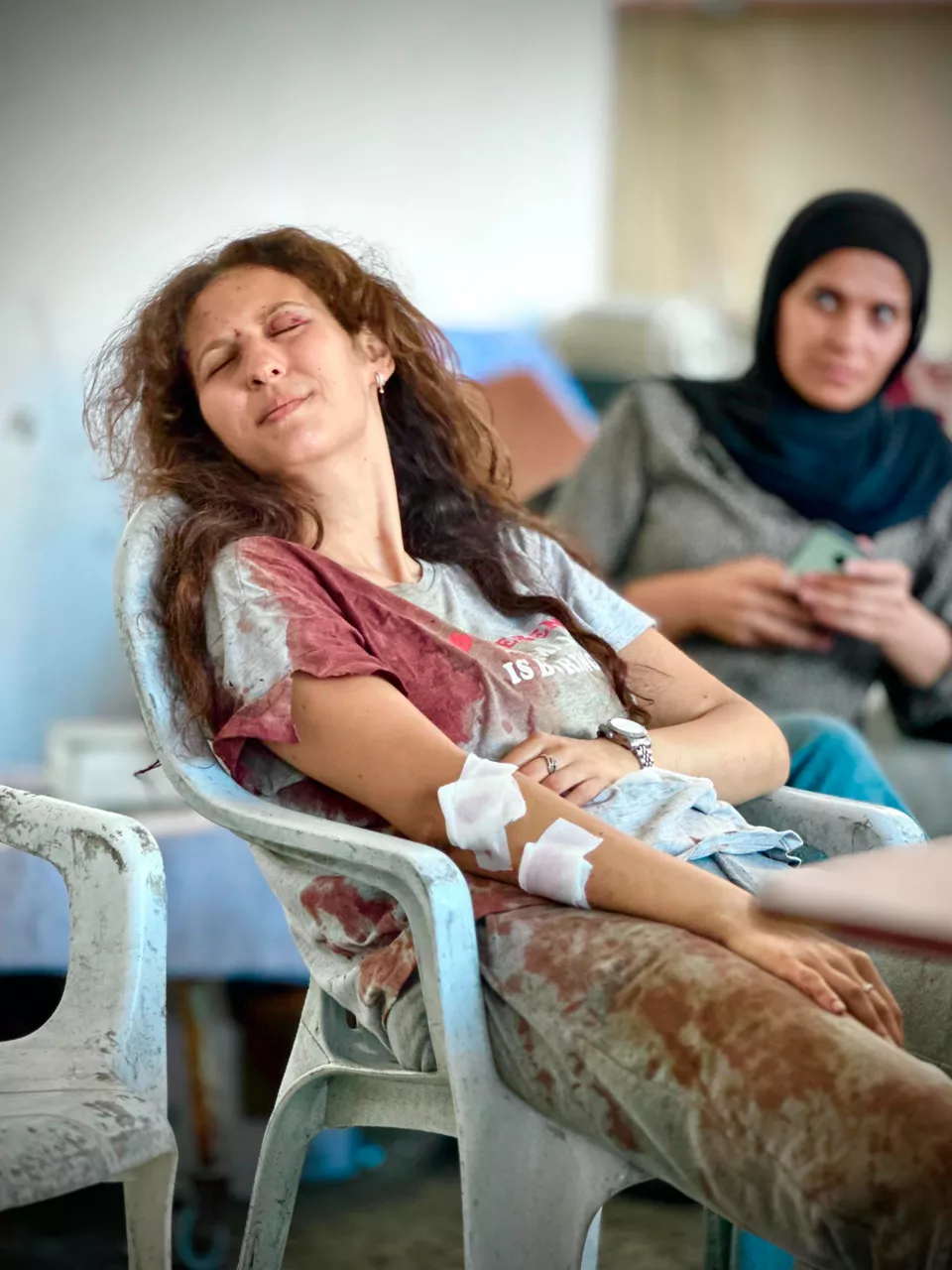 CIUDAD DE GAZA, 01/07/2025.-La reportera palestina Bayan Abu Sultán, con unos 250.000 seguidores en Instagram, se convirtió este lunes en imagen de los ataques israelíes contra la prensa en Gaza, al viralizarse una fotografía suya ensangrentada tras sobrevivir a un bombardeo contra un área de descanso en la playa de Ciudad de Gaza. Diez días después de publicar ese mensaje, al que siguieron numerosos llamamientos de periodistas en redes sociales pidiendo información sobre su paradero, la propia Abu Sultán escribió en X: "Sobreviví". Según el Gobierno de Hamás en Gaza, al menos 228 periodistas y comunicadores han muerto ya en los ataques israelíes contra la Franja desde el comienzo de la guerra, tras el fallecimiento hoy de Ismail Abu Hatab, que colaboraba con varios medios y murió en el ataque contra la playa.-EFE/ Ahmad Awad