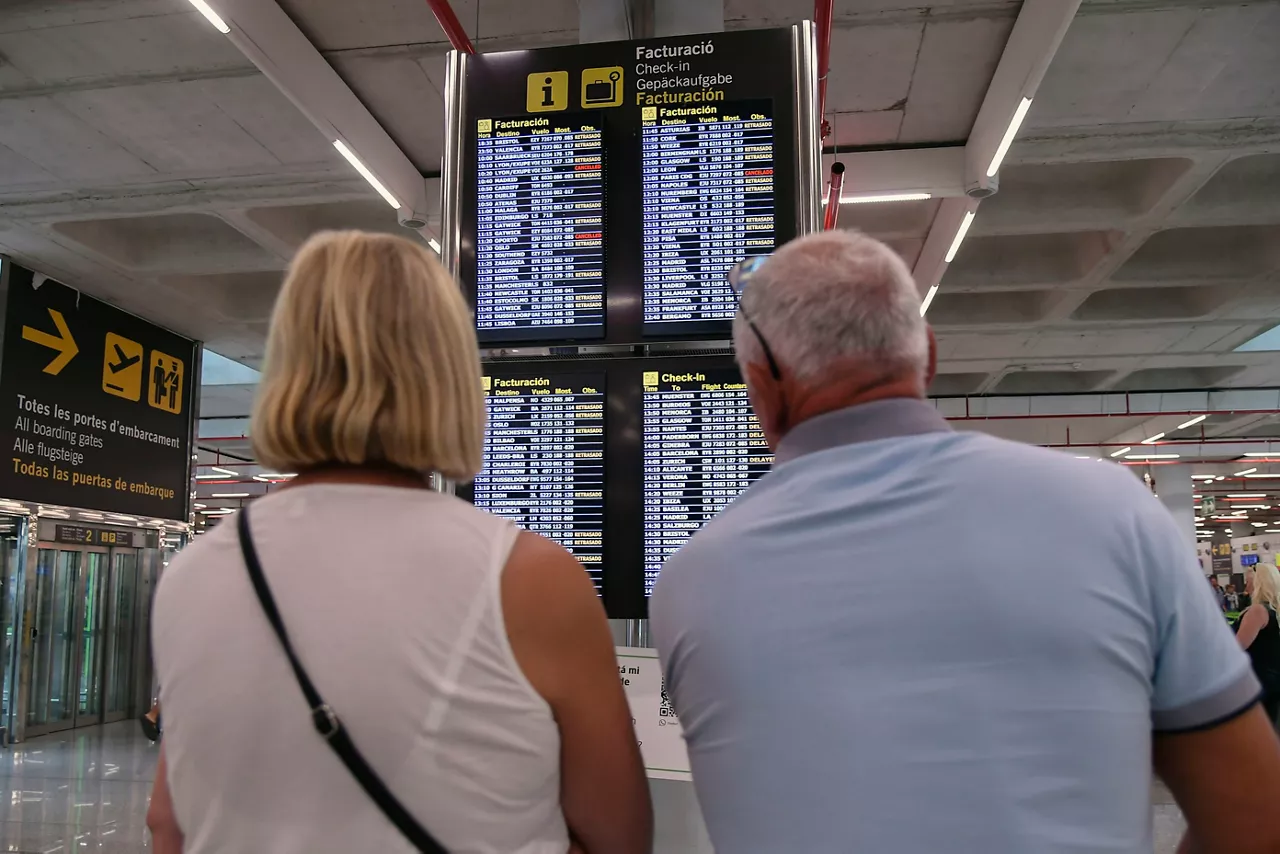 PALMA, 03/07/2025.- Pasajeros en el aeropuerto de Palma este jueves, con retasos y cancelaciones por la huelga de controladores aéreos en Francia, que se prolonga por segundo día consecutivo, ha obligado a Iberia a cancelar una decena de vuelos previstos para este jueves, afectando a unos setecientos pasajeros en pleno inicio de la temporada alta del verano, mientras que Air Nostrum ha suspendido 17 vuelos.-EFE/ Miquel A. Borràs
