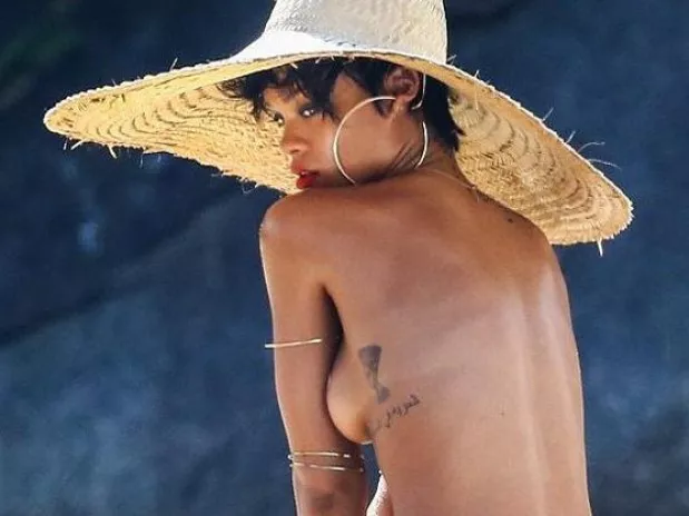 Rihanna topless egiten. Argazkia: Twitter