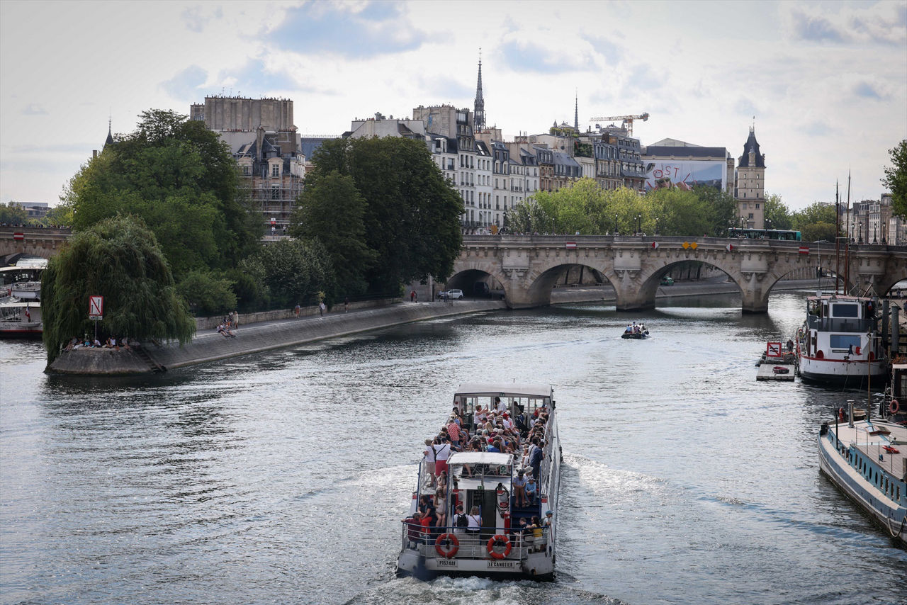 (Foto de ARCHIVO)

July 14, 2025, Paris, France, FRANCE: Paris, France le 14 juillet 2025 - Les parisiens et des touristes se sont deplace sur le pont des Arts sur la seine a Paris pour assister au defile aerien du traditionnel defile militaire du 14 juillet - Parisians and tourists traveled to the Pont des Arts sur la Seine in Paris to attend the air parade of the traditional military parade of July 14 - Ici un bateau mouche



Europa Press/Contacto/Sebastien Toubon

14/7/2025