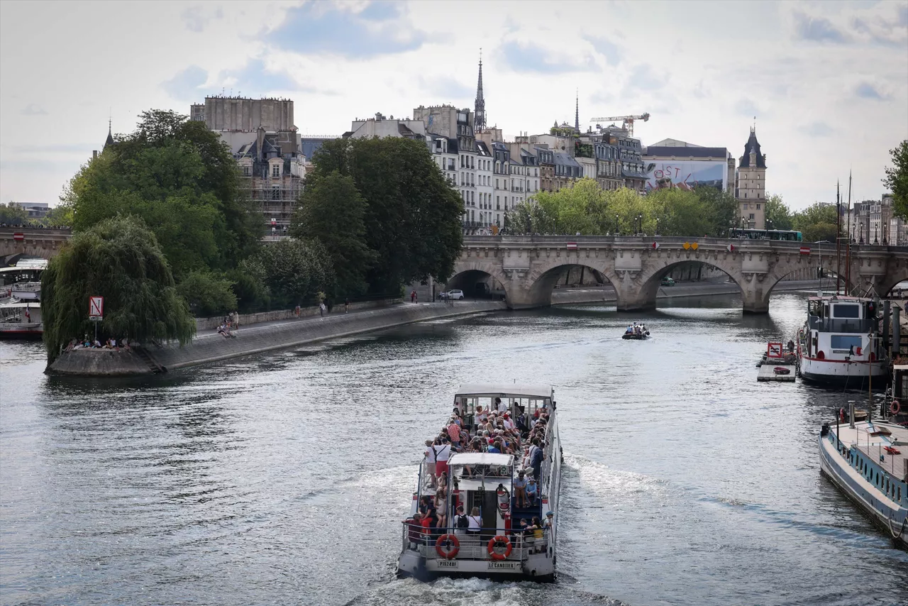 (Foto de ARCHIVO)

July 14, 2025, Paris, France, FRANCE: Paris, France le 14 juillet 2025 - Les parisiens et des touristes se sont deplace sur le pont des Arts sur la seine a Paris pour assister au defile aerien du traditionnel defile militaire du 14 juillet - Parisians and tourists traveled to the Pont des Arts sur la Seine in Paris to attend the air parade of the traditional military parade of July 14 - Ici un bateau mouche



Europa Press/Contacto/Sebastien Toubon

14/7/2025