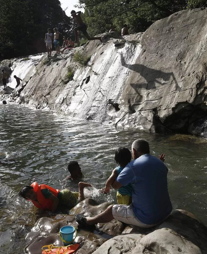 Alerta en Pamplona sobre riesgo de saltar al río Arga desde los puentes