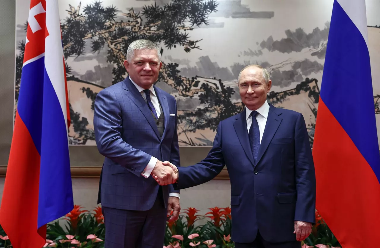 BEIJING (China), 02/09/2025.- Slovak Prime Minister Robert Fico (L) and Russian President Vladimir Putin pose for photos before a meeting at Diaoyutai State Guesthouse in Beijing, China, 02 September 2025. (Rusia, Eslovaquia) EFE/EPA/ALEXANDER KAZAKOV / SPUTNIK / KREMLIN POOL MANDATORY CREDIT
