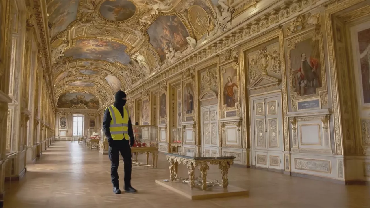 Simulación del robo en el Museo del Louvre de París