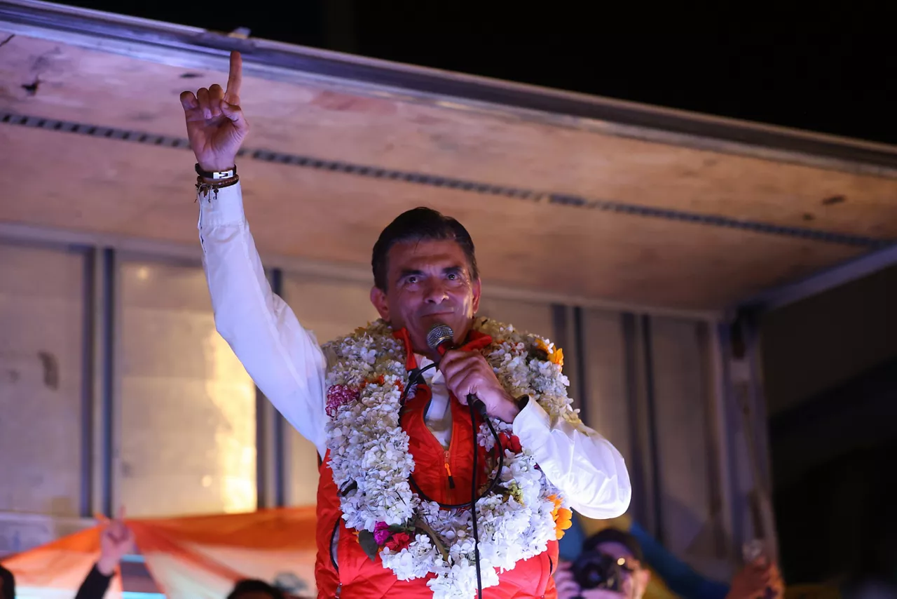 AME9953. LA PAZ (BOLIVIA), 19/10/2025.- El senador centrista Rodrigo Paz Pereira pronuncia un discurso este domingo, en La Paz (Bolivia). Paz Pereira agradeció el apoyo recibido para ganar la inédita segunda vuelta presidencial en Bolivia y prometió volver a "abrir" el país al mundo y trabajar con todos los sectores que quieran sumarse para "salir adelante" de la crisis en que se encuentra su nación. EFE/ Luis Gandarillas
