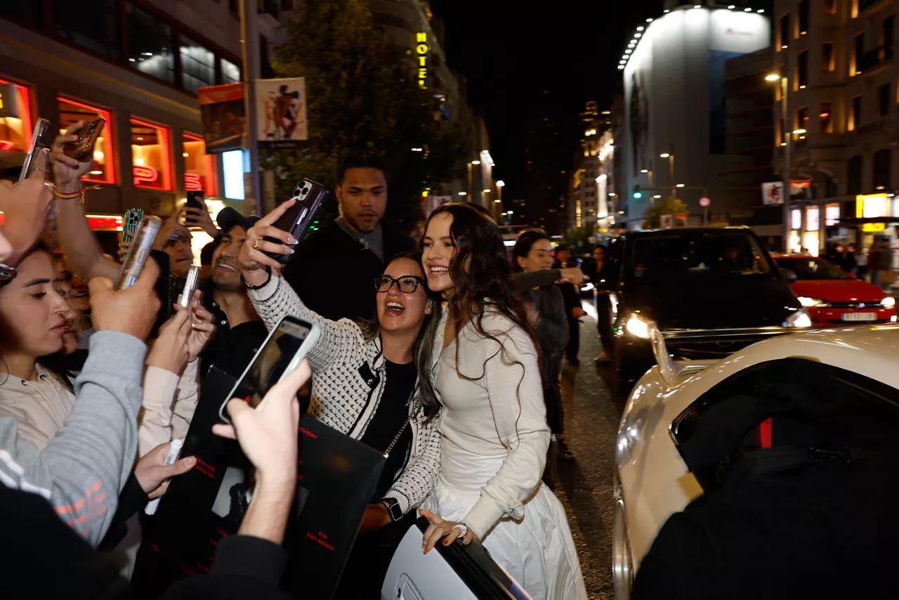 MADRID, 20/10/2025.- La artista Rosalía a su llegada a Callao en una aparición sorpresa para presentar su cuarto álbum, este lunes en Madrid. EFE/ Juanjo Martín
