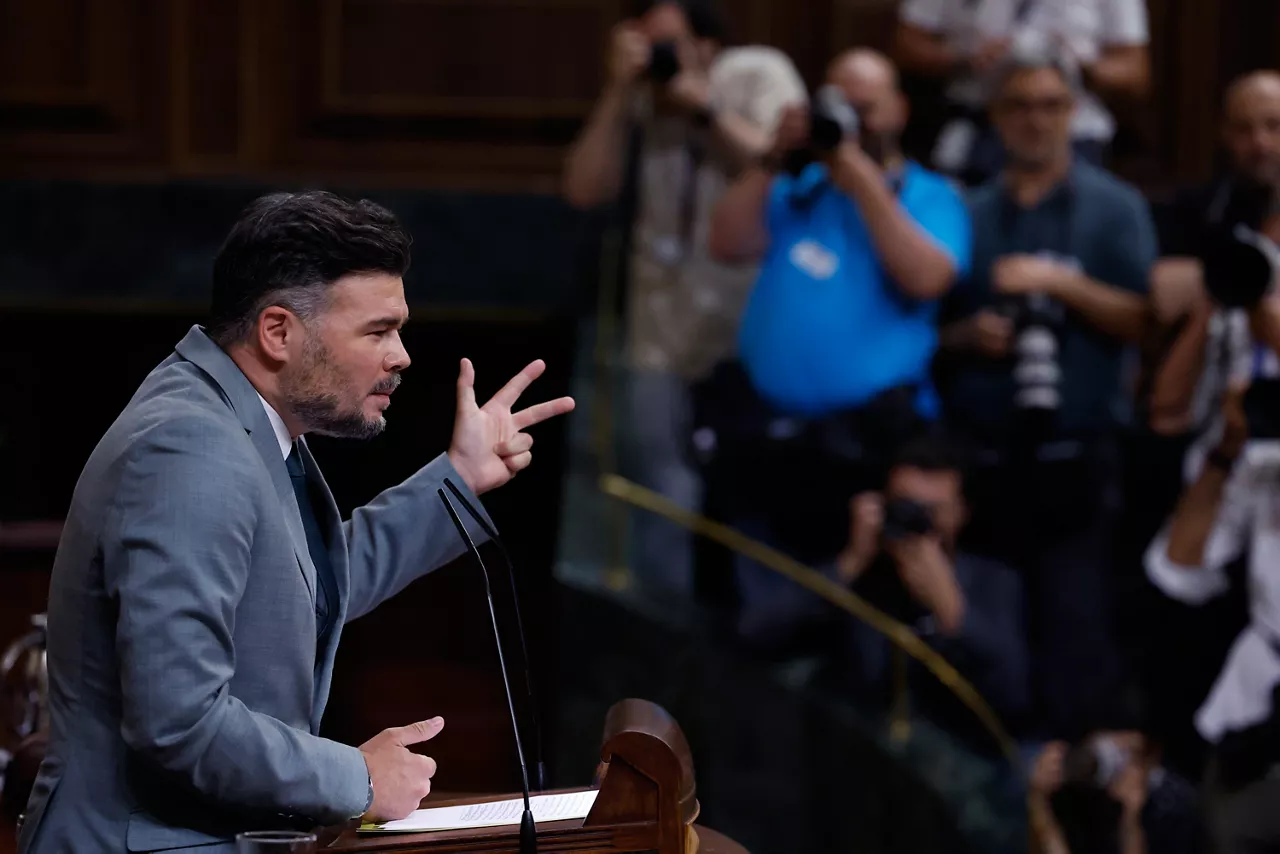 MADRID, 09/07/2025.- El portavoz de ERC, Gabriel Rufián interviene durante el pleno del Congreso de los Diputados este miércoles. EFE/ Javier Lizón
