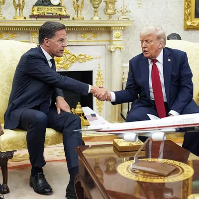 Washington (USA), 14/07/2025.- NATO Secretary General Mark Rutte (L) shakes hands with US President Donald Trump during a meeting in the Oval Office of the White House in Washington, DC, USA, 14 July 2025. EFE/EPA/YURI GRIPAS / POOL
