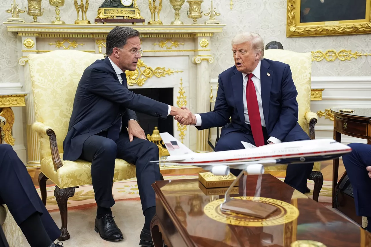Washington (USA), 14/07/2025.- NATO Secretary General Mark Rutte (L) shakes hands with US President Donald Trump during a meeting in the Oval Office of the White House in Washington, DC, USA, 14 July 2025. EFE/EPA/YURI GRIPAS / POOL
