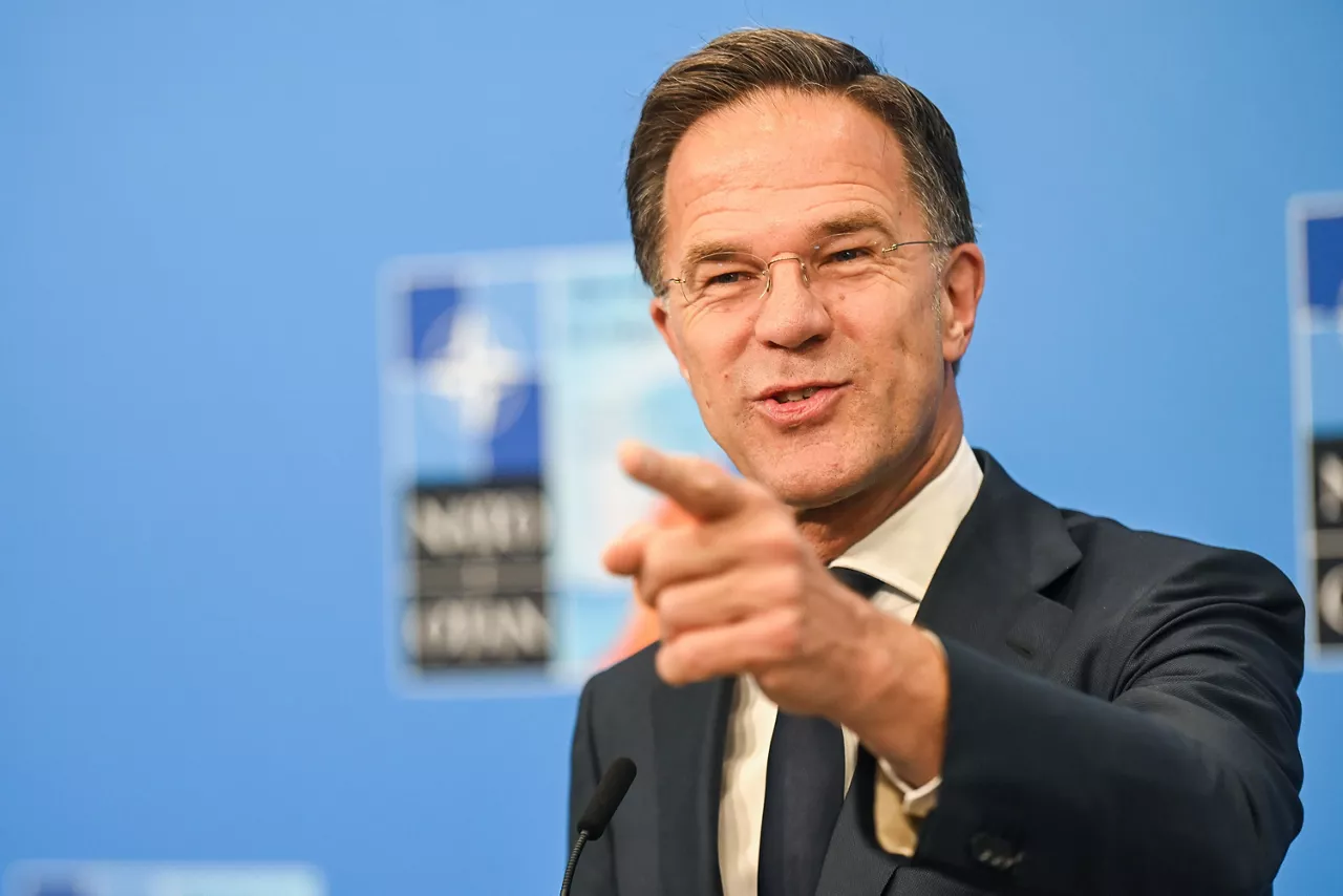 The Hague (Netherlands), 25/06/2025.- NATO chief Mark Rutte speaks with journalists as they arrive for the NATO Summit at the World Forum in The Hague, The Netherlands, 25 June 2025. The Netherlands, for the first time in NATO's history of existence, is hosting a NATO summit. (Países Bajos; Holanda, La Haya) EFE/EPA/JONAS ROOSENS
