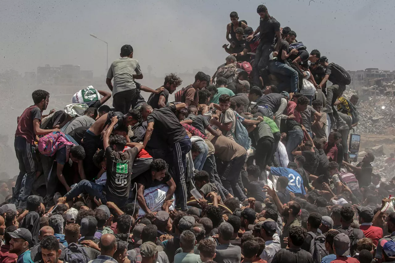 FOTODELDIA ZIKIM (-), 27/07/2025.- Palestinos intentan conseguir sacos de harina de un camión de ayuda cerca de un punto de distribución de alimentos en Zikim, al norte de la Franja de Gaza, este domingo. Unos 35 camiones ingresaron este domingo en el norte de la Franja de Gaza con comida del Programa Mundial de Alimentos de la ONU, cinco días después de que Israel los estuviera reteniendo. EFE/MOHAMMED SABER
