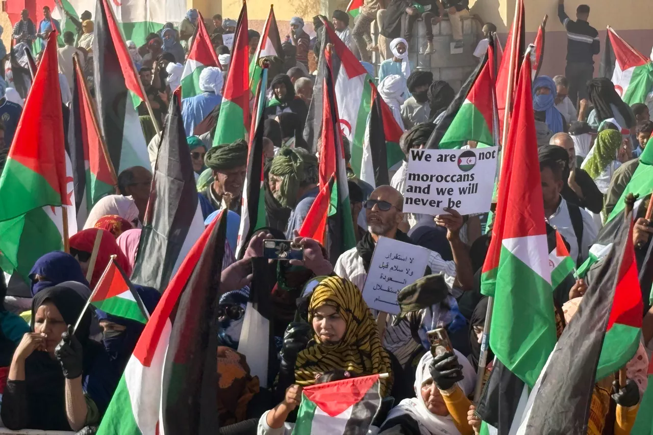 TINDUF, 28/10/2025.- Cientos de personas se manifestaron este martes en los campamentos de refugiados saharauis de la región argelina de Tinduf, por segundo día consecutivo, contra la propuesta de resolución estadounidense, que da prioridad a una autonomía marroquí para el Sáhara Occidental y que se prevé que se vote en el Consejo de Seguridad de la ONU el jueves 30 de octubre. EFE/ Mahfud Mohamed Lamin Bechri
