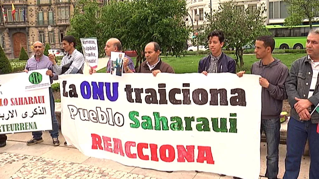 La playa Moyua ha acogido la protesta de los saharauis.