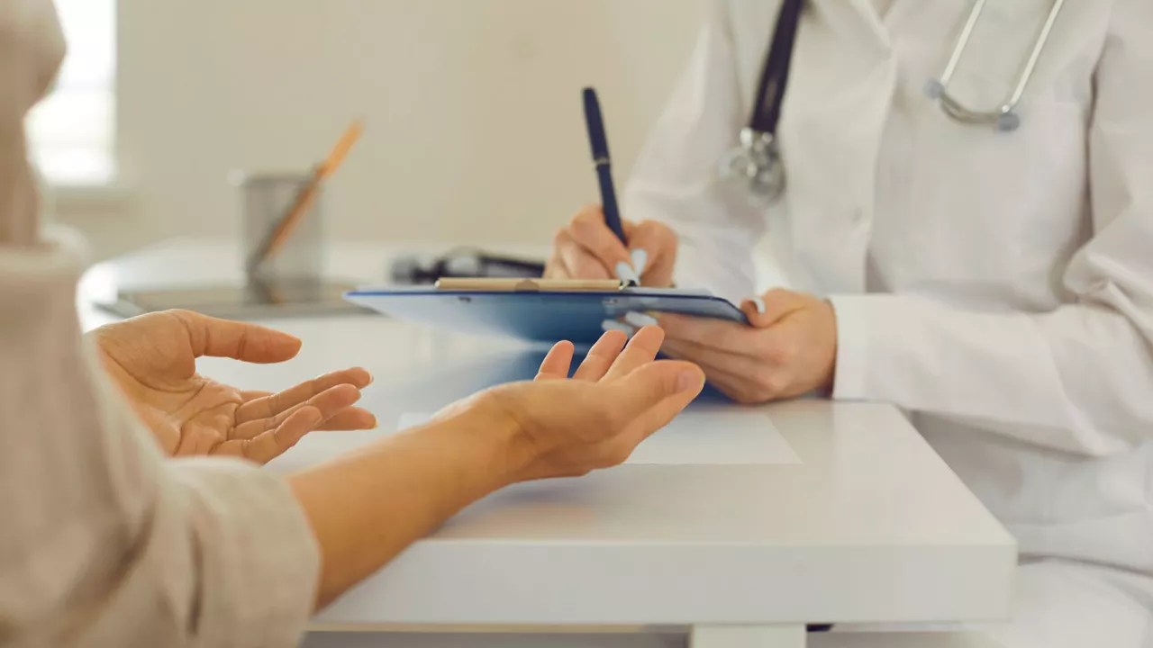 13 centros de salud de la CAV (4 en Gipuzkoa, 2 en Áraba y 7 en Bizkaia) tendrán psicólogos y psicólogas que serán el referente del bienestar emocional de los pacientes en la Atención Primaria y mediarán entre el profesional de Medicina de Familia y los centros de salud mental extrahospitalarios. 