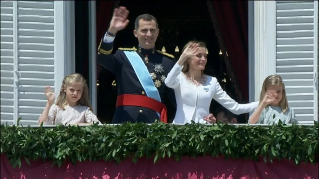 Espainiako errege-erreginek herritarrak agurtu dituzte. Argazkia: EFEArgazkia: EiTB