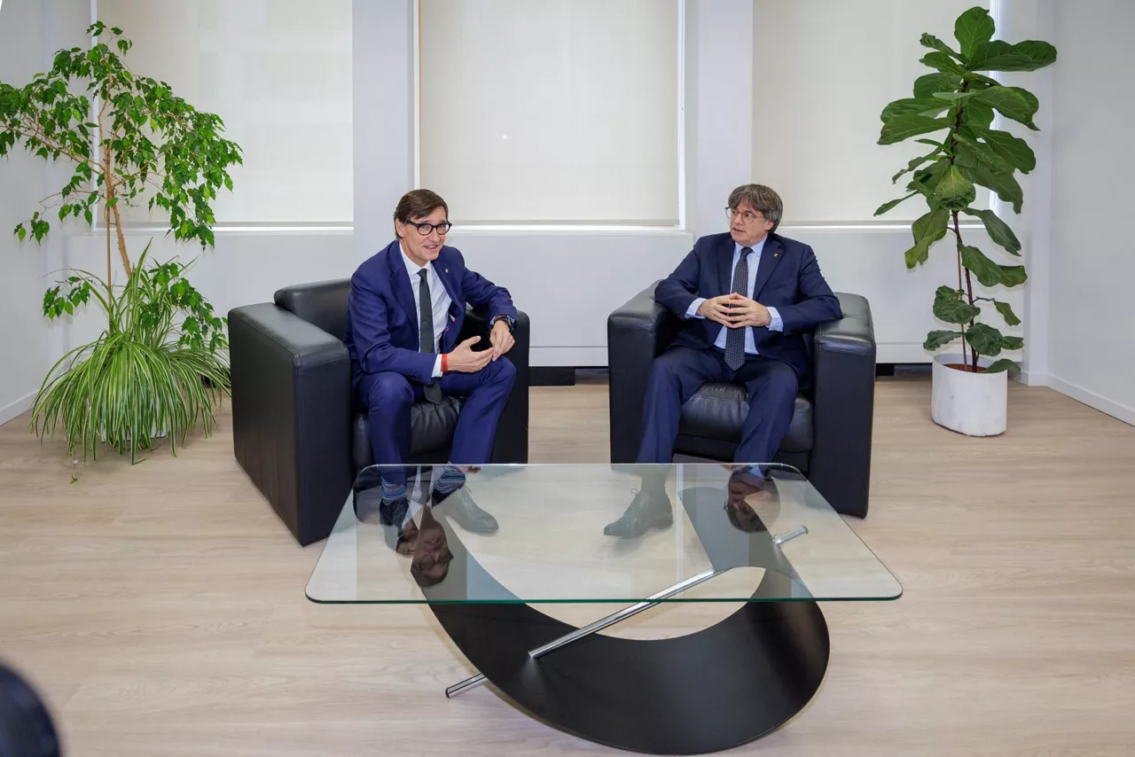 Brussels (Belgium), 02/09/2025.- Catalan regional President Salvador Illa (L) meets with former President of the Generalitat Carles Puigdemont (R) at the Government Delegation to the European Union in Brussels, Belgium, 02 September 2025. (Bélgica, España, Bruselas) EFE/EPA/OLIVIER MATTHYS
