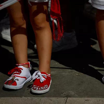 GRAFCAV202. PAMPLONA, 10/07/2025.- Los Sanfermines llegan al ecuador de las fiestas con una jornada dedicada a los más pequeños que han honrado a San Fermín en una ofrenda floral multitudiaria y que ha comenzado con un veloz encierro con toros de Victoriano del Río. EFE/ Villar López
