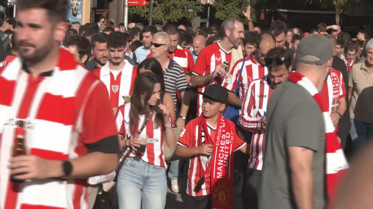 Una marea rojiblanca llena la explanada de acceso a San Mamés, puntual a la cita de la Champions League 