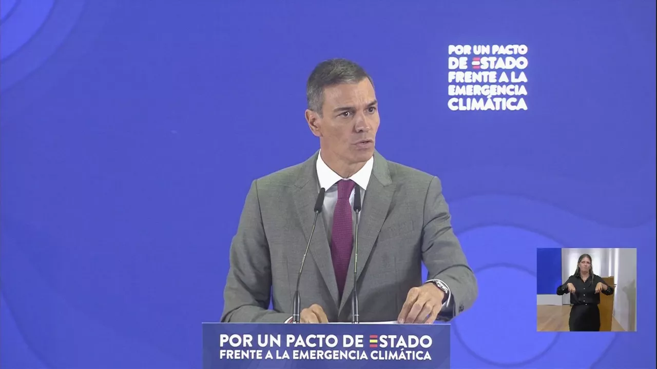 El presidente del Gobierno español ha anunciado que el Consejo de Ministros aprobará este mismo martes "la hoja de ruta para materializar este pacto de Estado" para hacerle frente a la emergencia climática, y ha pedido sacarlo de "luchas competenciales y partidistas". 